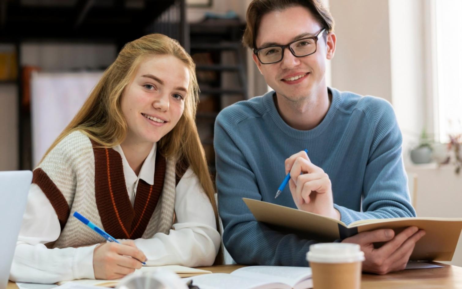 Equipo de trabajo colaborando en planificación financiera