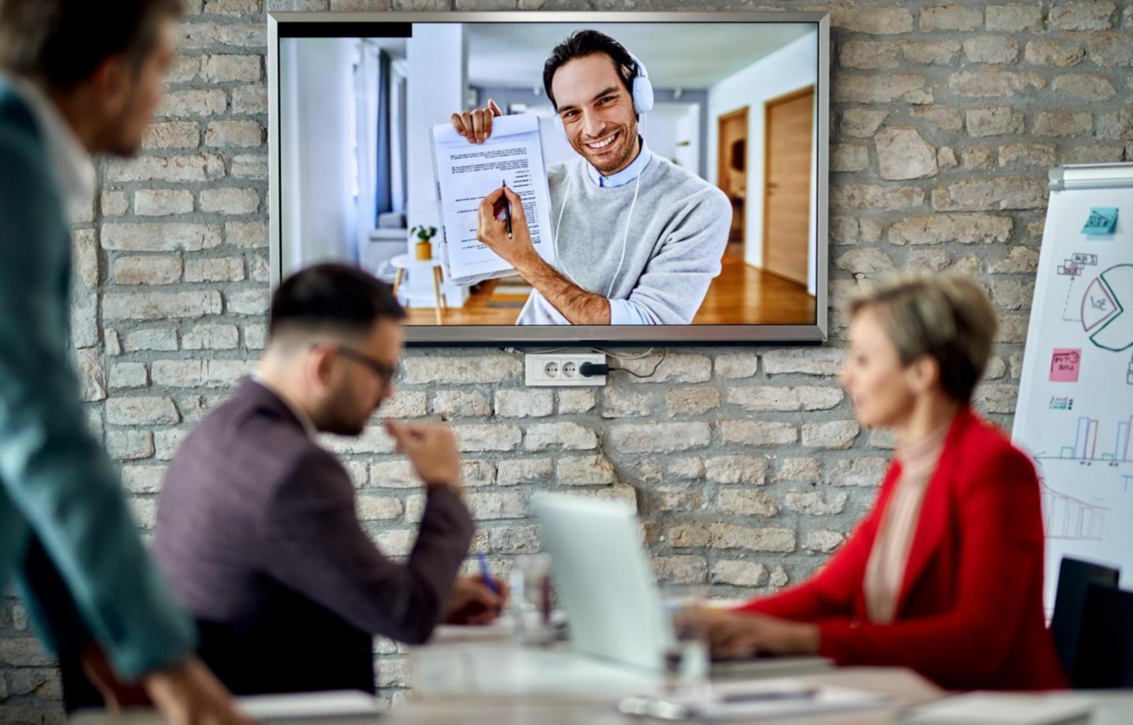Profesional revisando documentos financieros en oficina