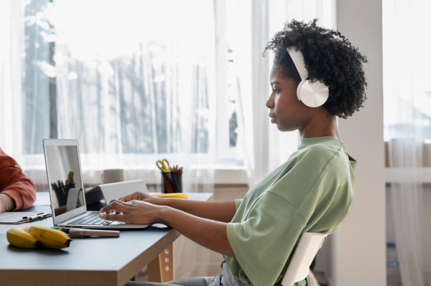 Aula de formación con estudiantes trabajando en planificación presupuestaria
