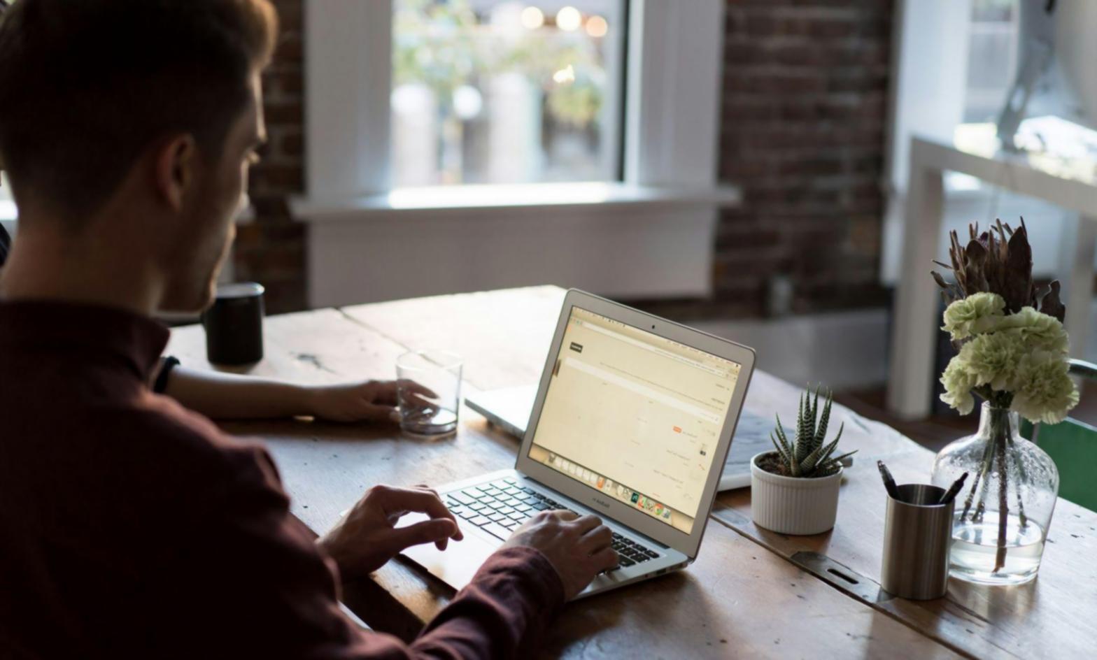 Vista panorámica de evento corporativo bien organizado