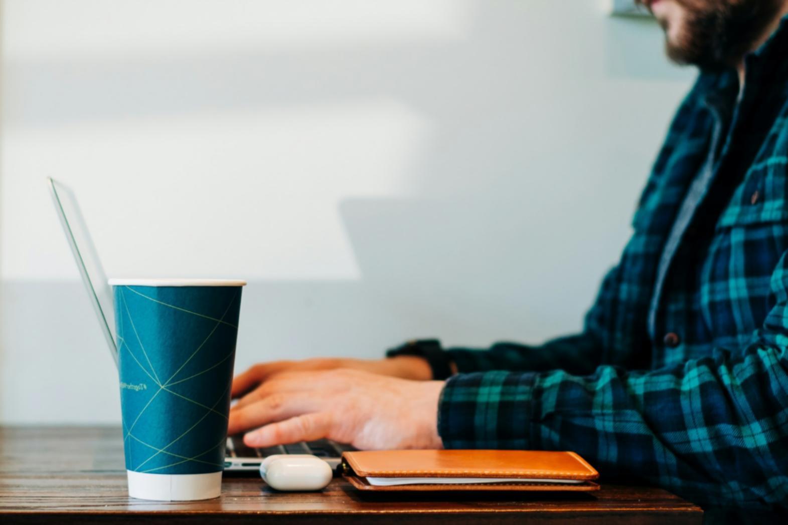 Profesional trabajando en planificación presupuestaria para eventos